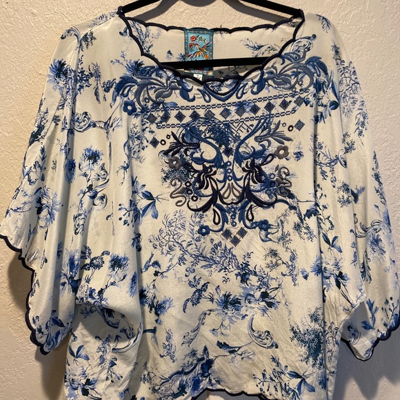 Johnny Was Tops - Rare Johnny was blue white embroidered 100% silk short sleeve blouse floral